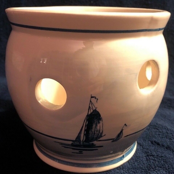 Blauw Delft Crocus Planter  4" Tall by 4.5" Wide - Picture 2 of 3